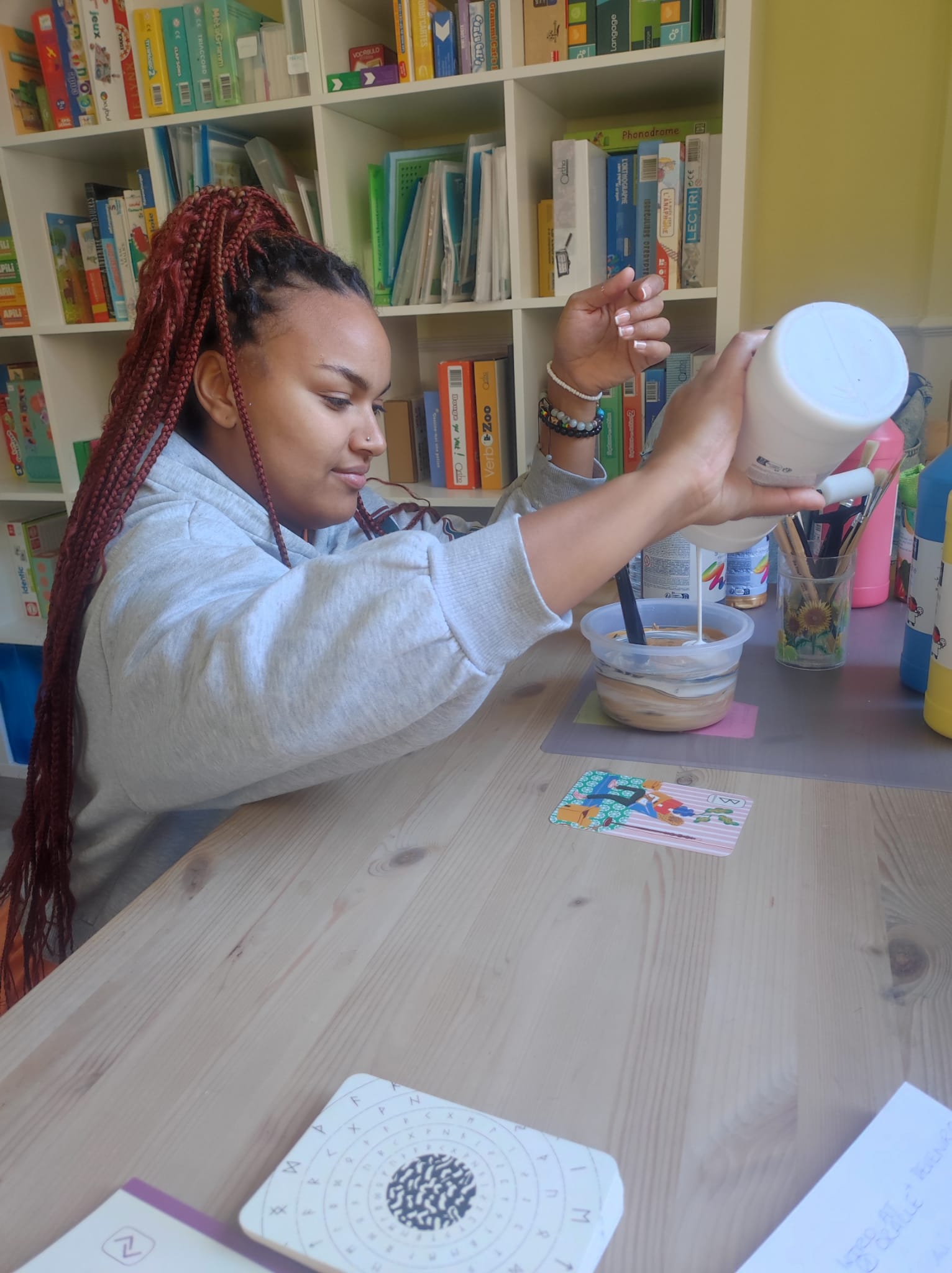 Création autour des feuilles et de la peinture